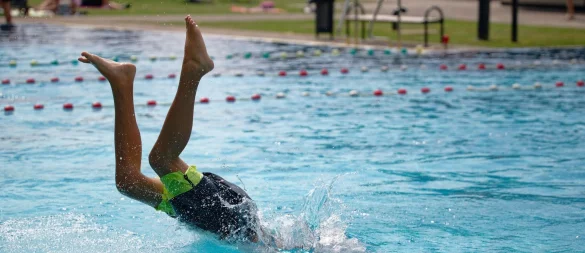 Doppelt hält besser: Unter der Badehose tragen immer mehr junge Männer eine Unterhose, wenn sie im Freibad ins Wasser springen. - © Henning Kaiser/dpa