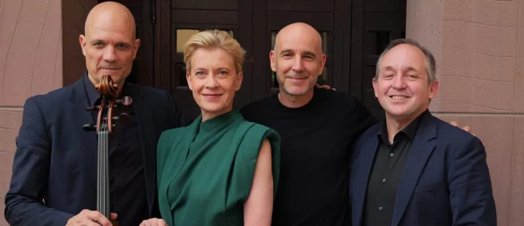 "Wege durch das Land"-Open-Air auf Schloss Brake mit Cellist Eckart Runge, den Schauspielern Caroline Peters und Paul Herwig sowie Pianist Jacques Ammon (von links). - © Thomas Krügler