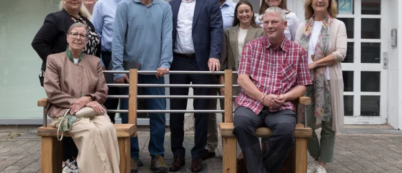 Weihen die neue „Hopp‘-ma‘“-Haltestelle ein: (vorn von links) Marion Kettelhake, Vorsitzende des Seniorenbeirats Detmold, Claudio Berthold, Vorsitzender des Beirats für Belange der Menschen mit Behinderung. (hinten von links) Sabine Rosner (In Zukunft Detmold), Kathrin Heyne (Team Verkehr, Stadt Detmold), Christian Schmidt (die Händler), Hubertus Stolte (Lebenshilfe), Bürgermeister Frank Hilker, Maximilian Seidel (Lebenshilfe), Ann-Christin Lüersen (In Zukunft Detmold), Denise Spintzyk (die Händler), Gabi Disse (Koordination Seniorenarbeit Stadt Detmold). - © Torben Gocke