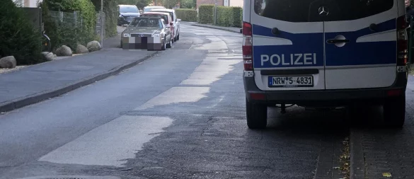 Mehrere Einsatzwagen der Polizei haben am Montagmorgen in der Georg-Weerth-Straße für Aufsehen gesorgt. - © Janet König