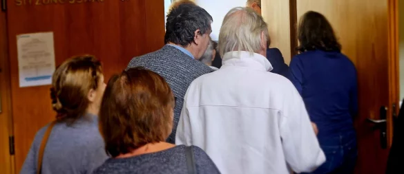 Der Andrang im Zuschauerraum an Prozesstag 28 gegen eine Detmolder Anwältin ist - zumindest zu Beginn des Tages - außergewöhnlich groß. - © Janet König