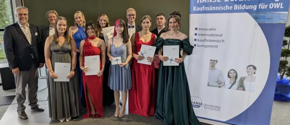 Schulleiter Heiko Jucks (links) und Hendrik Wilken, Bildungsgangleiter Wirtschaftsgymnasium gratulieren den Einser-Abiturienten. - © Hanse-Berufskolleg