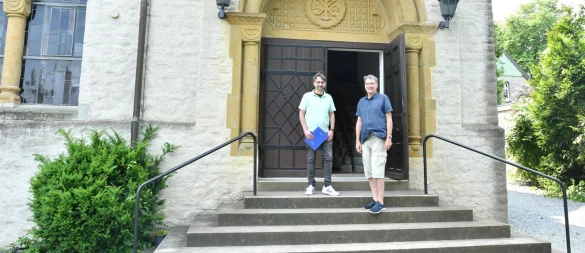 Kirchenführer Klaus Schuler (links) und Pastor Stefan Weise vor dem Portal der Helpuper Kirche. Foto: Gunter Held - © Gunter Held