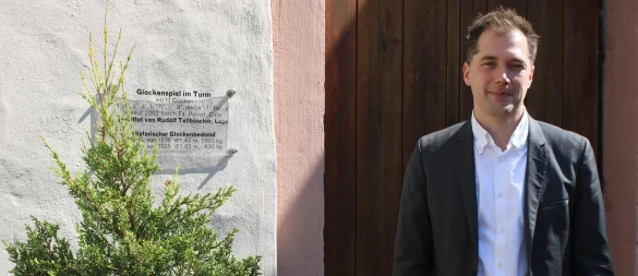 Dr. Sven Lesemann steht vor der Lagenser Marktkirche. Fünf Jahre lang war er hier als Pfarrer tätig. Seit 2023 war er zudem Superintendent der Klasse West. - © Lorraine Brinkmann
