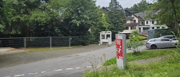 Von außen sieht alles aus wie bisher, aber die Notunterkunft in Hörste ist eine Zentrale Unterbringungseinrichtung geworden. Es gibt neue Dienstleister und mehr Angebote für Geflüchtete. - © Astrid Sewing