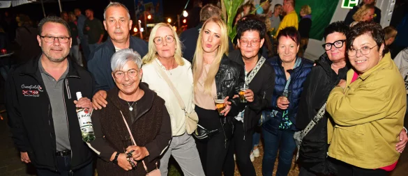 In Partystimmung: Maik (von links), Merry, Christoph, Danny, Sabrina, Sandra, Bärbel, Corinna und Birgit aus Blomberg. - © Nicole Ellerbrake