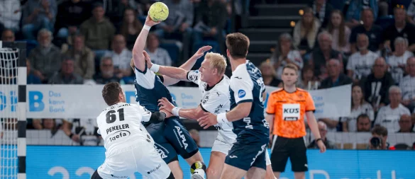 Lukas Hutecek wird von Hendrik Pekeler (l.) und Patrick Wiencek (r.) beim Wurf attackiert. - © saschaklahn.com