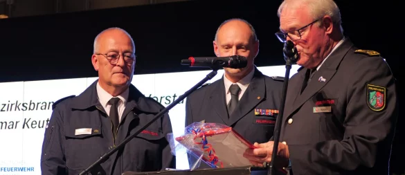 Bezirksbrandmeister Elmar Keuter (rechts) überreicht dem stellvertretenden Vorsitzenden des Lippischen Feuerwehrverbands Harald Schubert (links) und Geschäftsführer Thomas Lalk die Jubiläumsurkunde des Verbands der Feuerwehren in NRW. - © Thomas Krügler