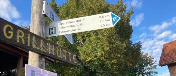 Weil die Kilometerangaben fehlerhaft sind, hat Wanderwart Adolf Nagel ein Schild mit den richtigen Angaben an den zentralen Treffpunkt in Holzhausen-Externsteine gepinnt - eine Notlösung. - © Cordula Gröne