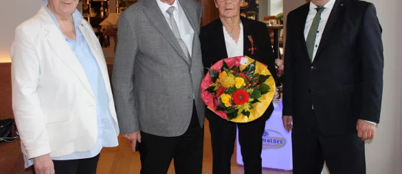 Landrat Dr. Axel Lehmann (rechts) und Christ-Dore Richter, stellvertretende Bürgermeisterin von Detmold (links), gratulieren Christel Stövesand. Auch Peter Stövesand freut sich mit seiner Ehefrau. - © Kreis Lippe