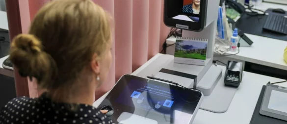 Ein digitaler Fotoautomat ermöglicht es, Passbilder direkt im Bürgerservice zu machen. "Praktisch", finden die einen. "Eine Bedrohung für den lokalen Einzelhandel", meinen andere. - © Jan Woitas/dpa