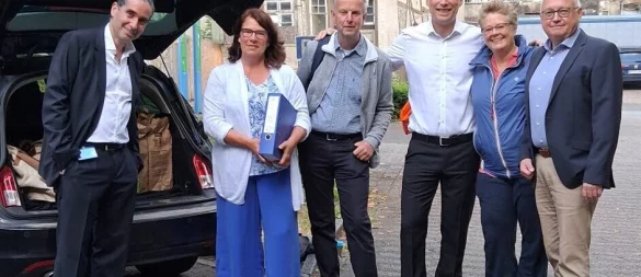 Karsten Dogar (v.l.), Kirsten Lehbrink, Hermann Dedert, Rocco Wilken, Stefanie Rothenstein sowie Jens Köster in Vlotho vor der Abfahrt nach Berlin. - © Privat
