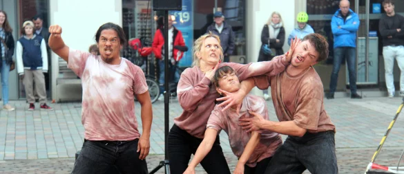 Was die Funky Monkeys aus Berlin beim Lemgoer Sommertreff am Freitagabend auf dem Marktplatz darboten, ließ Nässe und kühles Wetter vergessen. - © Andreas Duderstedt