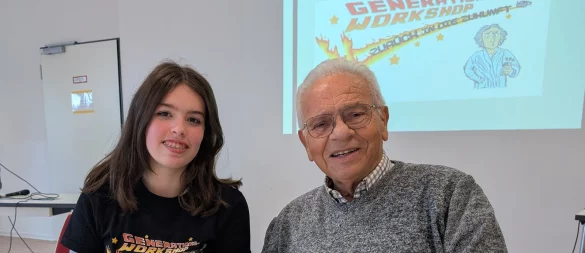 Marie Pfeifer vom Gymnasium Barntrup hilft Friedrich Strate mit seinem Smartphone weiter - sie entwarf auch extra ein Logo für die Veranstaltung. Fünf Schülerinnen sowie zwei angehende Fachinformatiker vom kommunalen Dienstleister OWL IT waren beim Generationenworkshop aktiv. - © Annika Langhagel