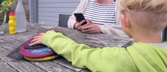 Die Mutter macht es vor: Dass es in diesem Fall für sie wichtiger ist, Nachrichten zu checken, als mit dem Sohn zu spielen, zeigt diesem, wie spannend so ein Handy sein muss. - © Symbolbild: Carolin Brokmann-Förster