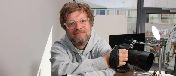 Fotograf Alex Waltke hat wie viele andere Fotostudios in Lippe investiert, um seinen Kundinnen und Kunden weiterhin digitale Passbilder zu ermöglichen. Ab 1. Mai gilt die neue Regelung. - © Janet König