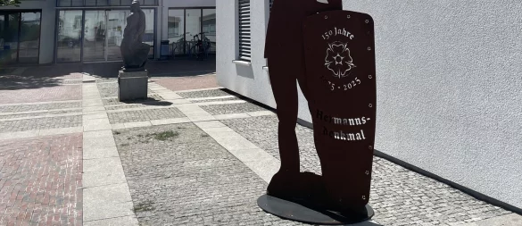 Die Hermann-Statue vor dem Augustdorfer Rathaus. - © Michaela Weiße