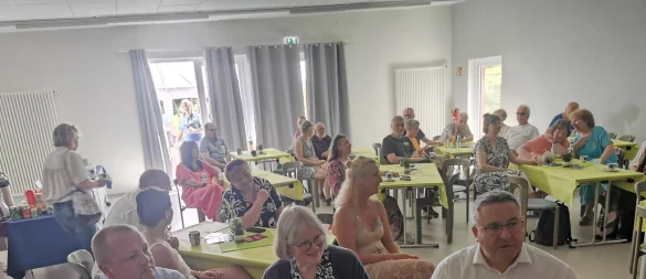 Rund 70 Besucher fanden den Weg zum Kulturfrühschoppen ins Dorfgemeinschaftshaus Erder. - © Silvia Frevert
