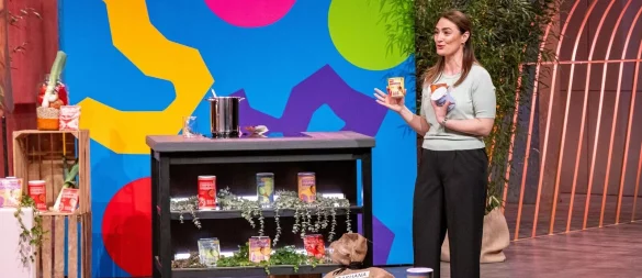 Minever Zevker präsentiert den „Löwen" mit Miss Mineva’s fermentierten Tütensuppen. Sie erhofft sich ein Investment von 200.000 Euro für zehn Prozent der Firmenanteile.
+++ Die Verwendung des sendungsbezogenen Materials ist nur mit dem Hinweis und Verlinkung auf RTL+ gestattet. +++ - © RTL / Bernd-Michael Maurer