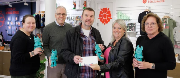 Bei der Vorstellung des Namens Hermannix in der Tourist Information Lippe & Detmold: (von links) Stefanie Hütte (Landesverband Lippe), Christian Schmidt (Vorsitzender der Werbegemeinschaft „Die Händler“), Gewinner Axel Radons, Vanessa Rubart (Teamleiterin der Tourist Information Lippe & Detmold) und Martina Wenke (Mitarbeiterin der Tourist Information Lippe & Detmold). - © Stadt Detmold