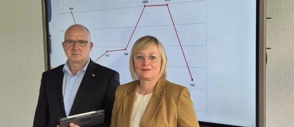 Blicken sorgenvoll auf die allgemeine Lage der Ausbildung in Lippe: IHK-Hauptgeschäftsführerin Svenja Jochens und Martin Raithel, IHK-Abteilungsleiter für Aus- und Weiterbildung/Fachkräfte. - © IHK Lippe