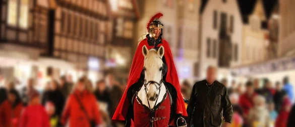 St. Martin hoch zu Ross führt den feierlichen Laternenumzug in Detmold an. - © Fotomontage: Vera Gerstendorf-Welle/LZ