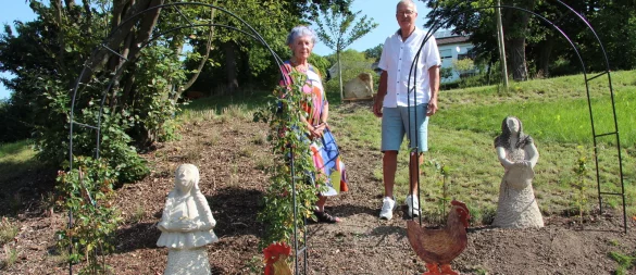 Künstlerin Renate Lübbing und Rainer Dubbert, Vorsitzender des Heimat- und Zieglervereins Talle, stehen in der neuen Märchenecke im Berggarten. - © Nadine Uphoff