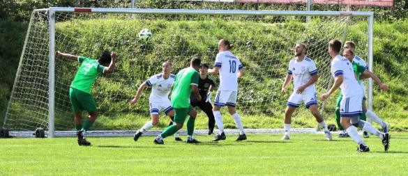 Gefahr vor dem Kirchheider Tor, doch die Spieler des TuS Helpup bringen den Ball nicht im Tor unter. - © Oliver König