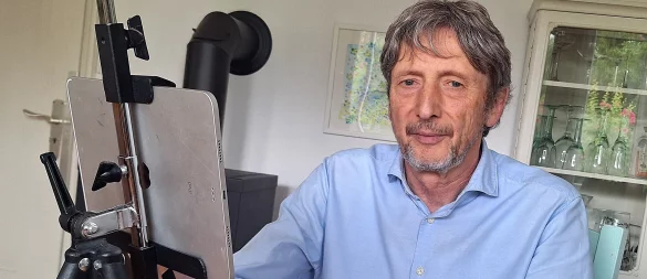 Stefan Wein ist mit Staffelei, iPad und Pencil ausgestattet und zeichnet auf Veranstaltungen Karikaturen von Menschen. - © Peter Heidbrink