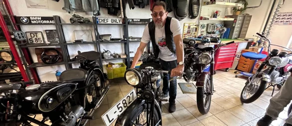 Oldtimer-Fan Klaus Siekmann mit der Triumph, Baujahr 1930. - © Lutz Reineke