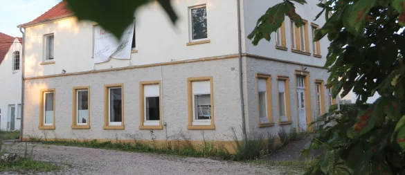 Seit geraumer Zeit steht das Gebäude leer, das dem neuen Getränkemarkt weichen wird. In dem Haus, das trotz seines Alters nicht als Denkmal gilt, waren zuletzt geflüchtete Menschen untergebracht. Foto: Knut Dinter - © Knut Dinter