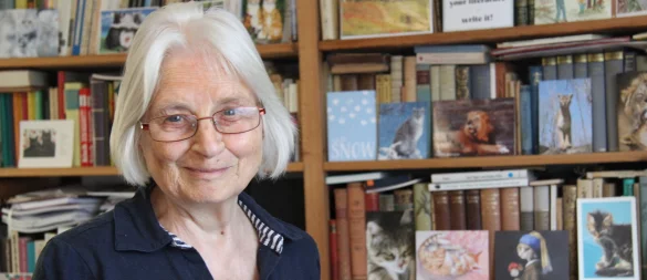 Helga Hindemith ist 90 Jahre alt und hat monatlich eine Nettorente von 850 Euro zur Verfügung. Die Herforderin ist kulturbegeistert und liest leidenschaftlich gerne. - © Carolin Nieder-Entgelmeier