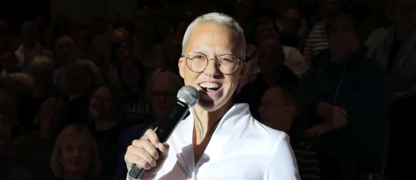 Stefanie Heinzmann sprengte mit dem "Takeover!"-Ensemble Grenzen zwischen Klassik, Soul und Pop in der Stadthalle. Überraschend zog sie aus dem Publikumsraum auf die Bühne. - © Thomas Krügler