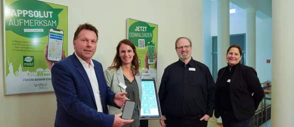 Bürgermeister Frank Hilker (links) eröffnete die Ausstellung „Appsolut smart: die Stadt-App Appmold“. Franziska Leifeld, Dennis Schäffer und Tanja Watermann aus dem Team Smart City (von links) berichteten über die neuesten Module der Stadtapp. - © Stadt Detmold