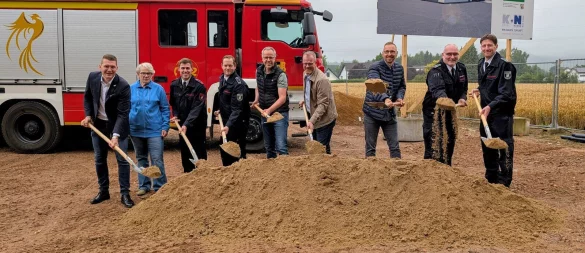 Der (nachgeholte) erste Spatenstich für das Feuerwehrgerätehaus Wendlinghausen. Mit dabei (von links): Daniel Nunne (Bauunternehmen), Dörentrups stellvertretende Bürgermeisterin Irmlinde Nolting, der stellvertretende Einheitsführer Florian Danger, Einheitsführer Felix Meyer, Projektleiter Jörn Stöckmann, Bürgermeister Friso Veldink, Mike Wittsieker vom Gebäudemanagement, der stellvertretende Wehrführer Günther Ostrop sowie Wehrführer Christoph Ungermann. - © Annika Langhagel