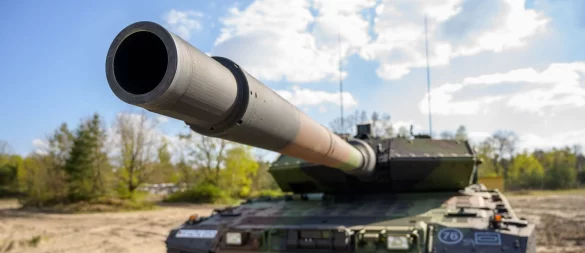 Das Land NRW will die Verteidigungsfähigkeit stärken. Das Foto zeigt einen Kampfpanzer der Bundeswehr vom Typ Leopard 2 A7V. - © Philipp Schulze/dpa
