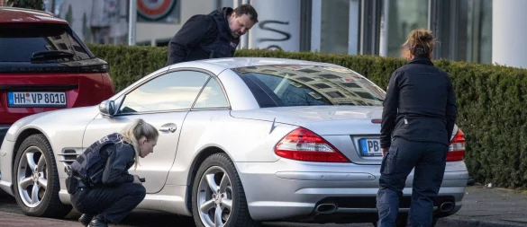 Hinter diesem Auto suchten die beiden Schwestern am 26. Februar ebenfalls Deckung vor dem Schützen. - © Oliver Krato
