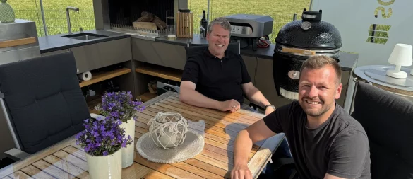 Frank Schröder und Maximilian Kietz (von links) freuen sich über den Erfolg in der Outdoor-Küche, die vor zwei Jahren in Höxter im eigenen Schau-Garten präsentiert worden ist. - © Sandra Castrup