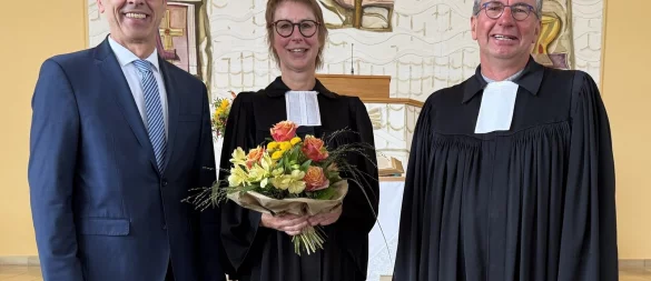Bürgermeister Jörg Bierwirth (von links), Pastorin Claudia Ostarek und Holger Postma. - © Kai Pankoke