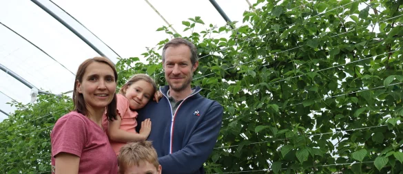 Katharina Eßer und ihr Mann Kim-Marc Brockmeyer zusammen mit Elli (5) und Till (8). Im Hintergrund sind die Himbeeren zu sehen. - © Judith Gladow