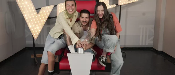 Alessio Loriga hier neben Pauline Steinbrecher (l.) und Yvonne Rüller (r.), kehrt nach zehn Jahren zurück zu The Voice of Germany - © ProSiebenSat.1 Media