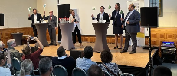 Einstimmig: Die Bürgermeisterkandidaten Frank Hilker, Nadine Anita Eschen, Dr. Elmar Thyzel, Dr. Marika Thiersch und Viktor Hüber (von links) zeigen den grünen Daumen. Zuvor hatte Radio-Lippe-Moderatorin Judith Brentrup (Mitte) die folgende Aussage vorgelesen: "Mit mir als Chef/Chefin im Rathaus bleibt der Weihnachtsmarkt auf dem Schloßplatz." - © Jana Beckmann