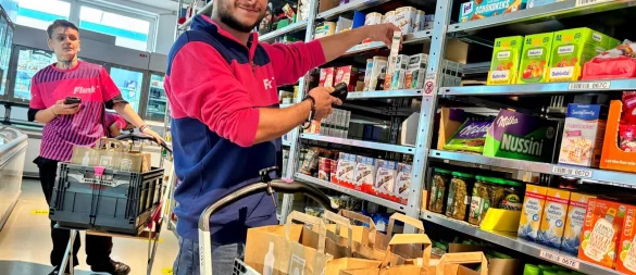 Einkaufen im Zeitraffer-Tempo: Die Flink-Mitarbeiter Fabienne Cimino und Marco La Grotteria sind als „Picker“ unterwegs und sammeln die bestellten Waren ein. Das Ziel: Acht Sekunden pro Produkt. - © Eike J. Horstmann