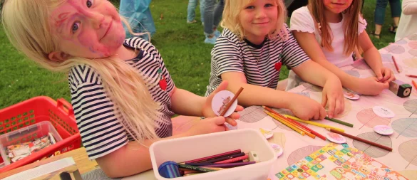 Ava (von links), Ella und Louisa basteln unter dem bunten Zeltdach. - © Nadine Uphoff