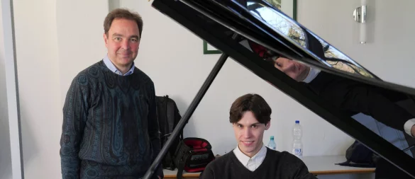 Jaeden Izik-Dzurko aus Kanada erhält Klavierunterricht bei Professor
Jacob Leuschner in Detmold. - © Thomas Krügler