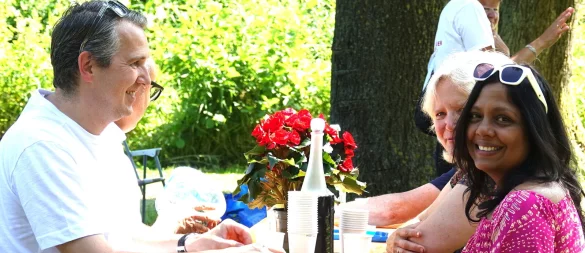 Fast 30 Grad im Abteigarten beim Picknick: Mit dabei waren Monja de Silva, die seit Januar in Lemgo lebt (rechts) und ihr Freund Holger Schaffstein (links). - © Axel Bürger