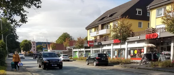 Die vielbefahrene B 238 soll in der Ortsdurchfahrt Hohenhausen saniert werden. Erste Arbeiten dazu beginnen im Juni 2025 unter Vollsperrung der Lemgoer Straße auf Höhe Ententeich. - © Hajo Gärtner/Archivfoto