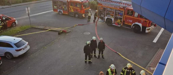 Die Löschgruppen Kalldorf und Erder wurden zu einer Einsatzübung an das ehemalige Meyra-Verwaltungsgebäude gerufen. - © Feuerwehr Kalletal