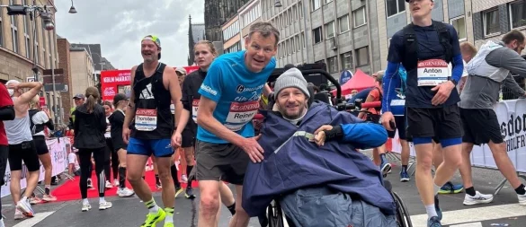 Nach etwas mehr als vier Stunden kommen Reiner Schenke und Manuel Graute beim Kölner Marathon im Ziel an. Der Jubel ist groß. - © Reiner Schenke