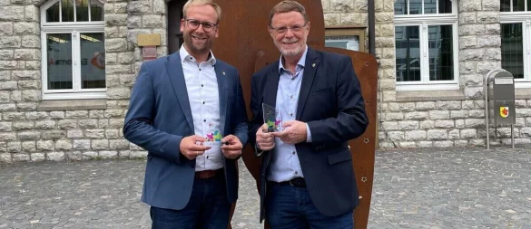 Der Vorsitzende des Heimatvereins Barntrup, Torsten Buncher, (rechts) und Bürgermeister Borris Ortmeier freuen sich über die Auszeichnung des Heimatvereins Barntrup als kulturelles Aushängeschild der Region. - © Stadt Barntrup